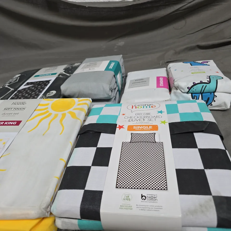 APPROXIMATELY 15 ASSORTED BEDDING ITEMS TO INCLUDE PILLOWCASES, SHEETS AND DUVET SETS
