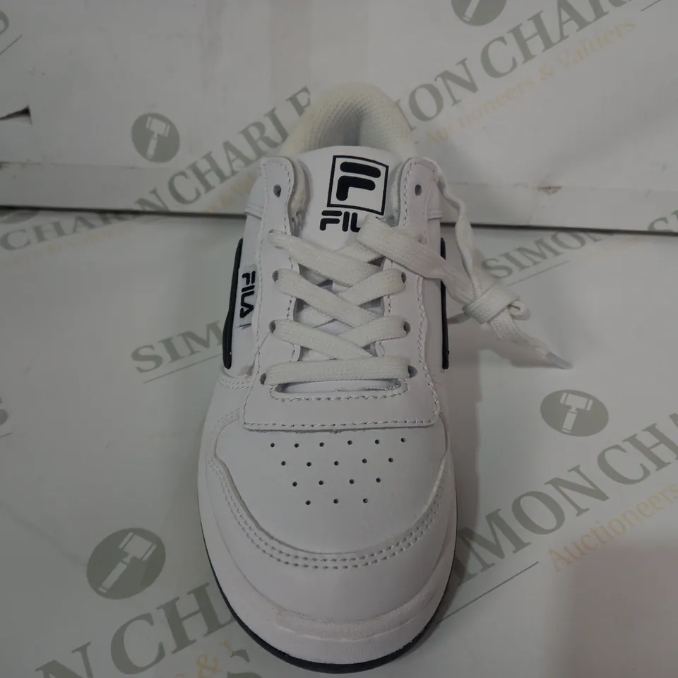 BOXED PAIR OF FILA KIDS TRAINERS IN WHITE/BLACK UK SIZE 13