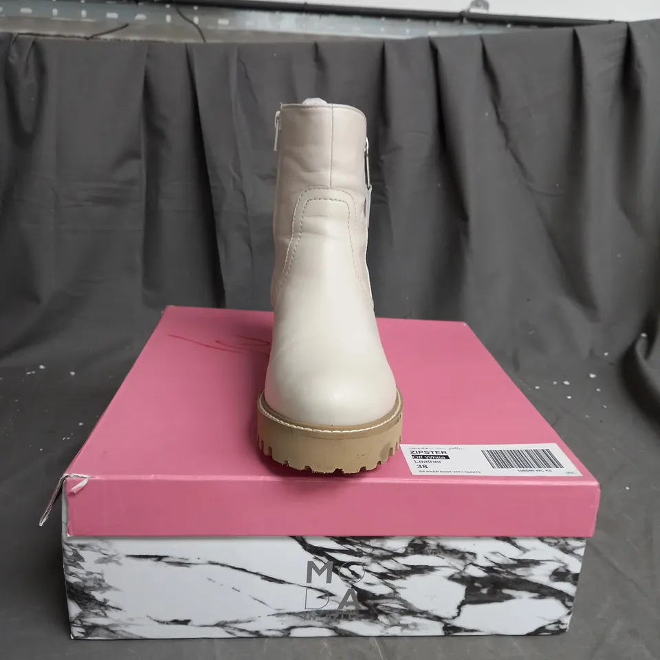 BOXED PAIR OF MODA IN PELLE ZIPSTER LEATHER BOOTS IN OFF WHITE SIZE 5