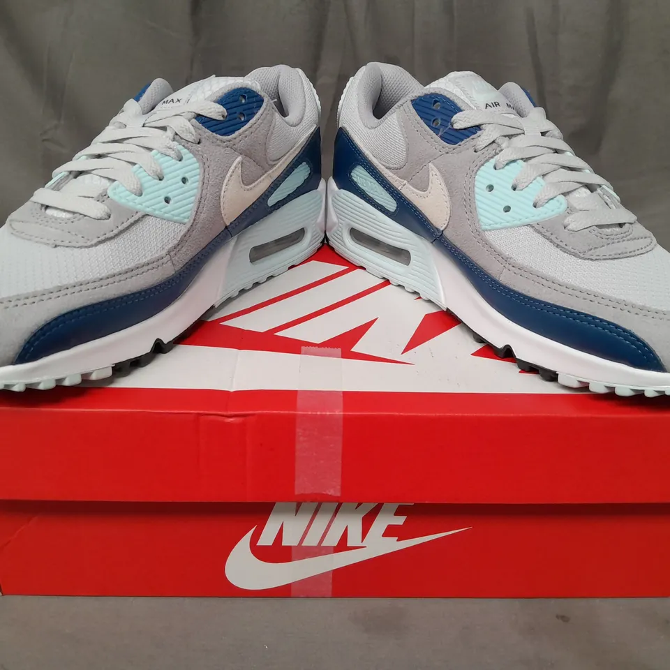 BOXED PAIR OF NIKE AIR MAX 90 SHOES IN PLATINUM WHITE/BLUE UK SIZE 7