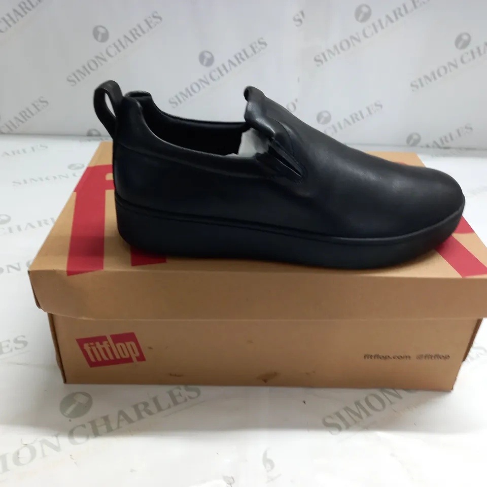 FITFLOPS RALLY LEATHER SLIP ON TRINERS IN BLACK  - SIZE 5
