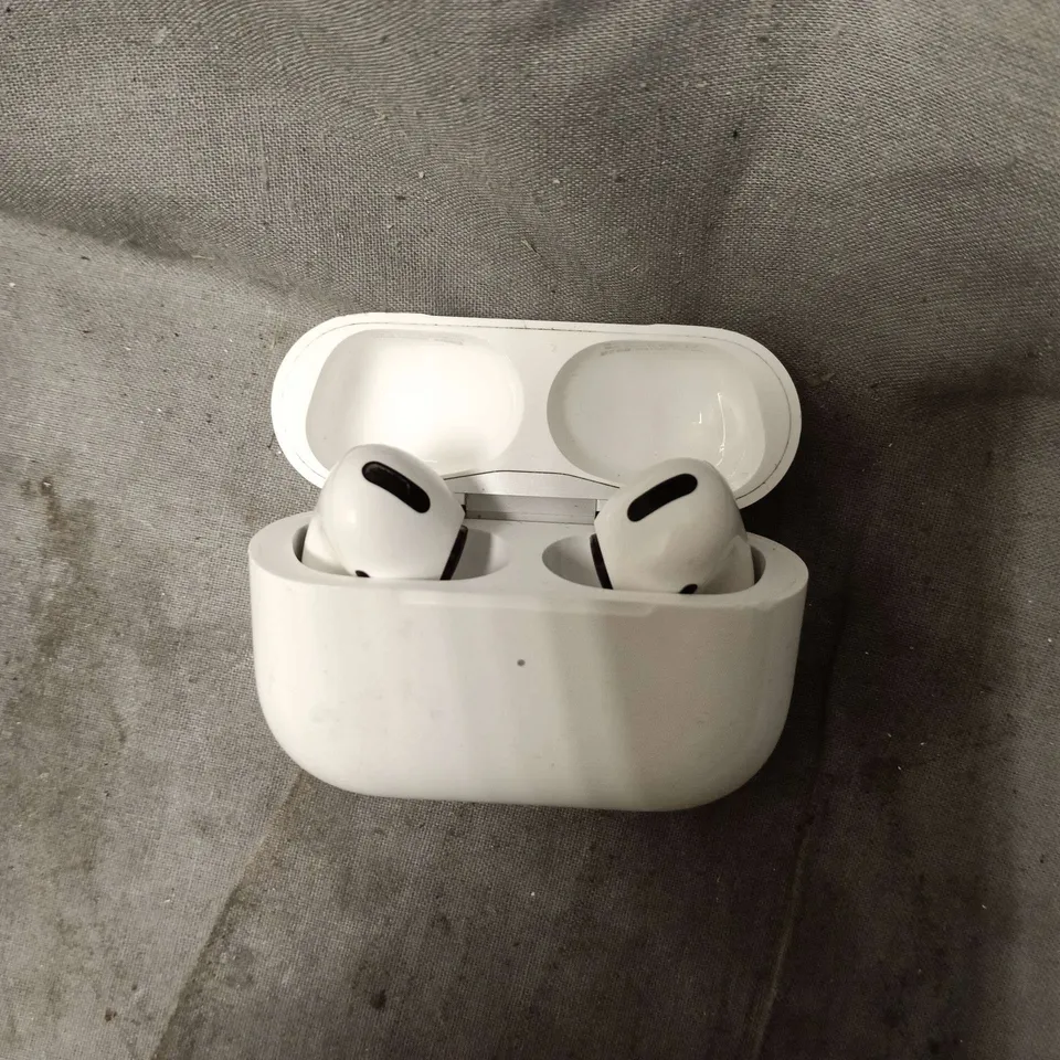APPLE AIRPODS WIRELESS EARPHONES