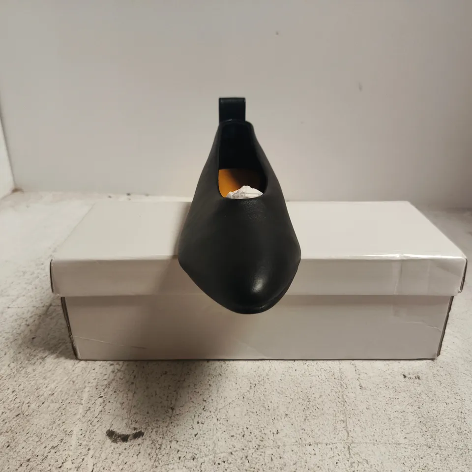 BOXED PAIR OF UNBRANDED SLIP-ON SHOES IN BLACK SIZE 4