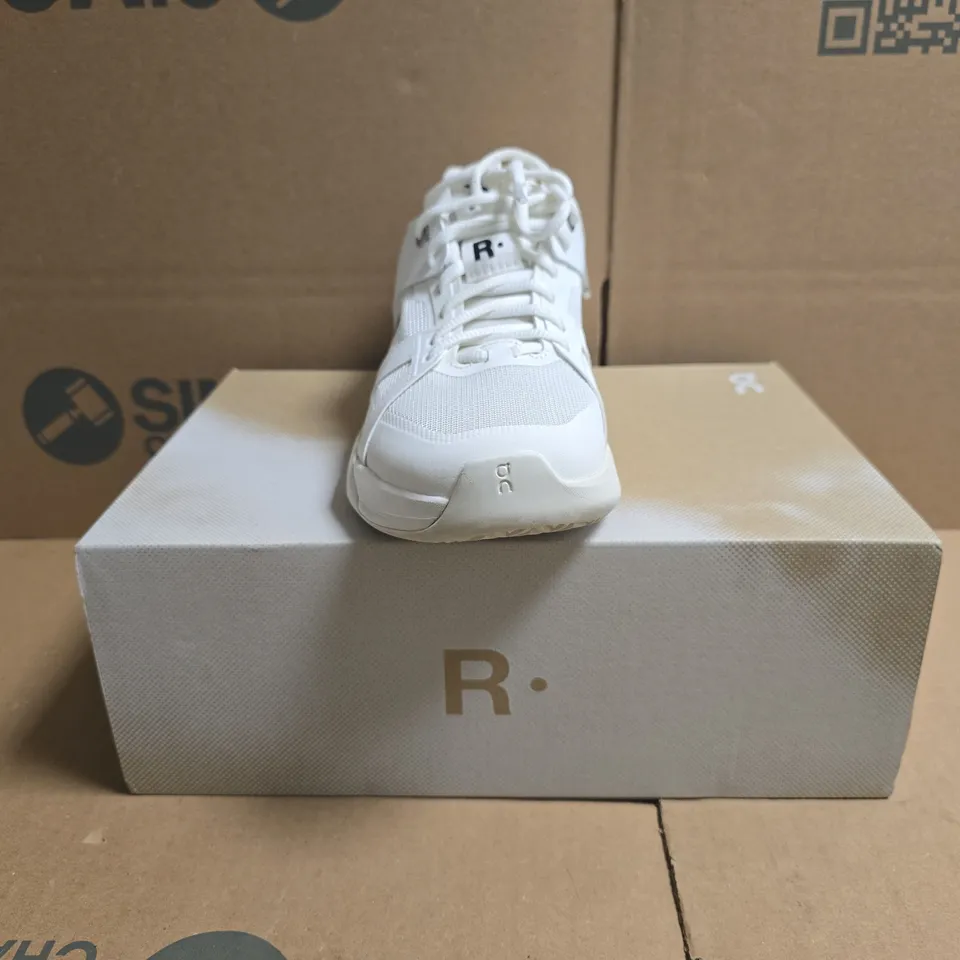 BOXED PAIR OF ON THE ROGER CLUBHOUSE PRO TRAINERS IN WHITE/ICE SIZE UK 4.5