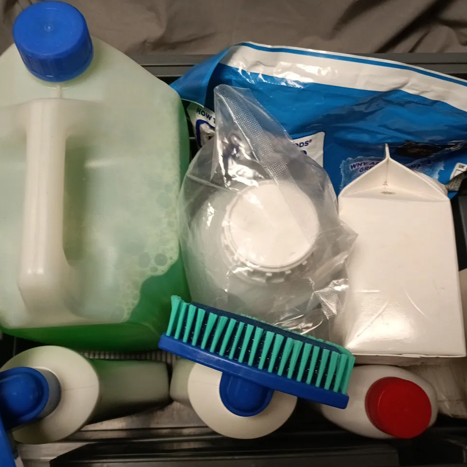 APPROXIMATELY 9 ASSORTED HOUSEHOLD LIQUID PRODUCTS TO INCLUDE PRESTONE SCREEN WASH, CARPET STAIN REMOVER, BOLD BUILT-IN STAIN REMOVAL, ETC - COLLECTION ONLY