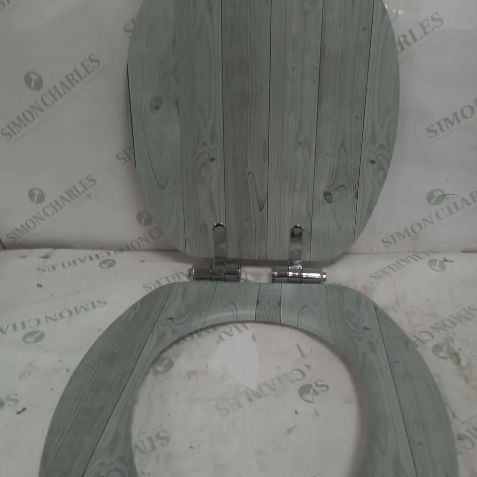 WOOD EFFECT TOILET SEAT  RRP £35