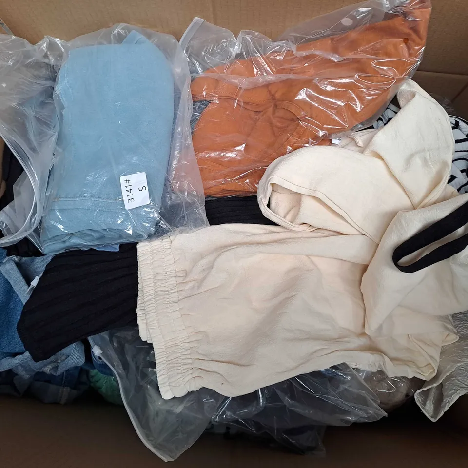APPROXIMATELY 25 ASSORTED CLOTHING ITEMS IN VARIOUS SIZES TO INCLUDE TROUSERS, BAGS, TOPS, ETC