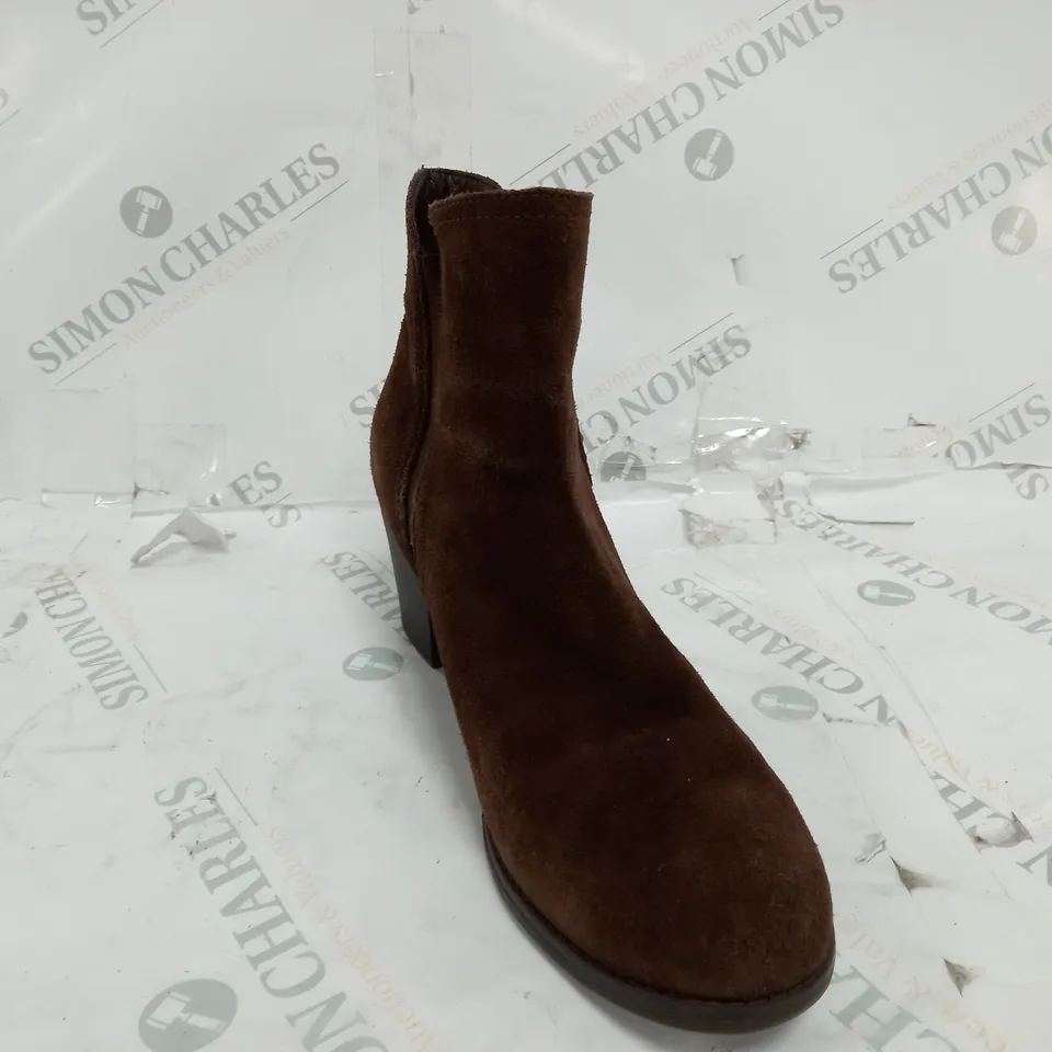BOXED PAIR OF SKECHERS TAXI ZIP BOOTS IN CHOCOLATE SIZE 8