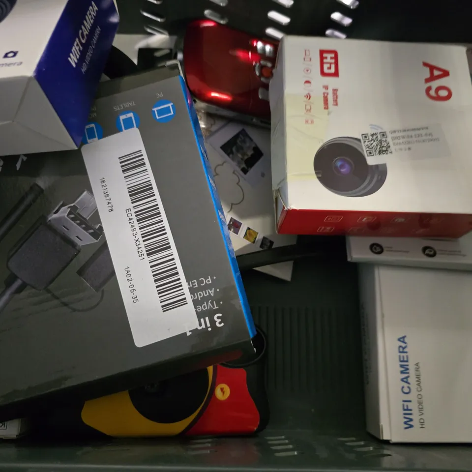 APPROXIMATELY 12 ASSORTED ITEMS TO INCLUDE - QUICKSPAN CAMERA , CAMERA BATTERY CHARGER , 3 IN 1 CABLES ETC