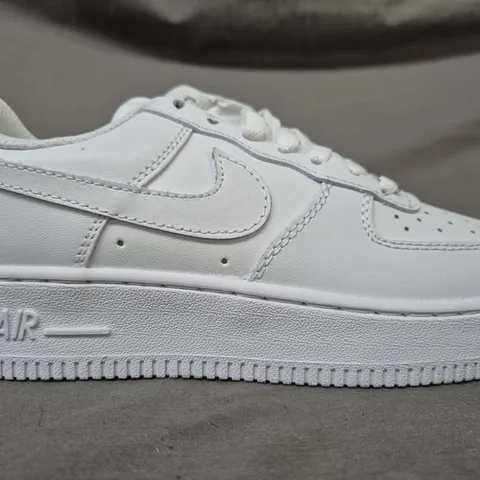 BOXED PAIR OF NIKE AIR FORCE 1 '07 SHOES IN WHITE UK SIZE 3.5