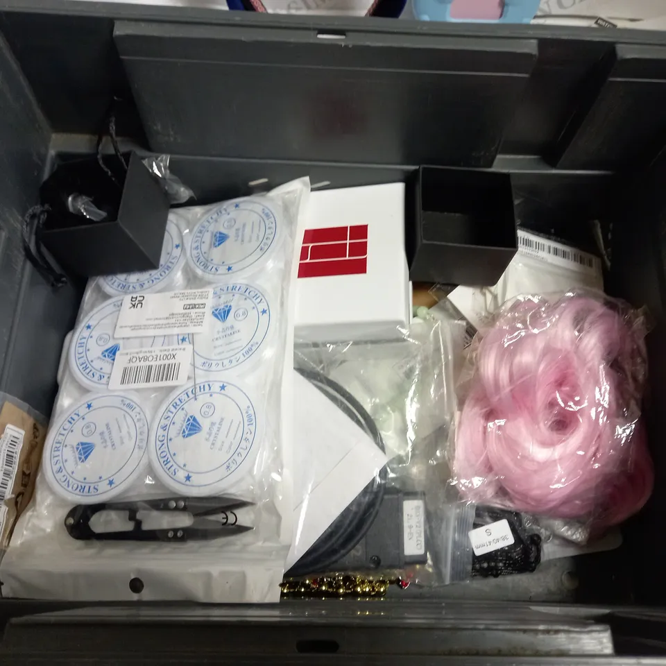 BOX OF APPROX 10 ASSORTED ITEMS INCLUDING HEADBAND, RINGS AND BRACELETS