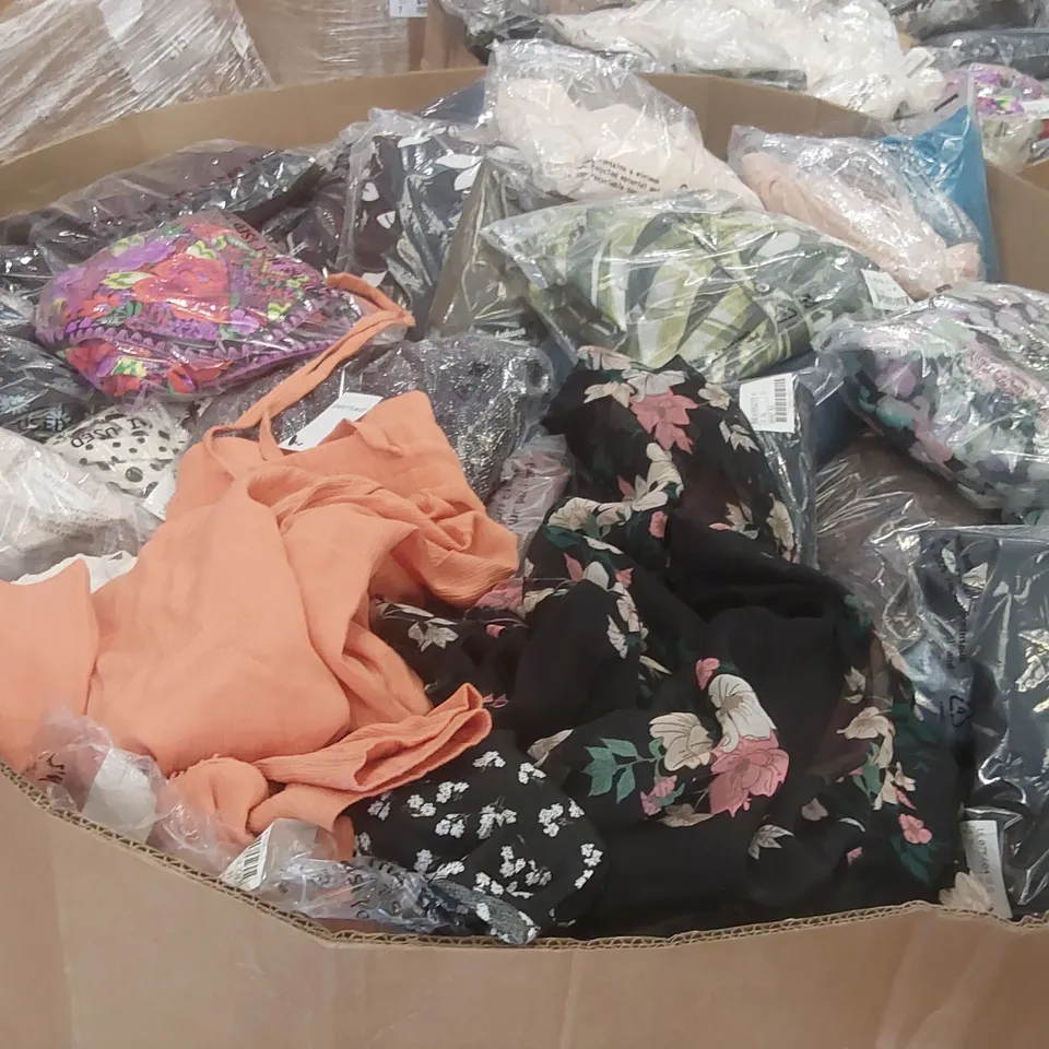 PALLET CONTAINING APPROXIMATELY 650x BRAND NEW ASSORTED DESIGNER CLOTHING ITEMS