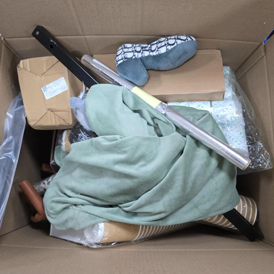 BOX OF APPROXIMATELY 15 ASSORTED HOUSEHOLD ITEMS TO INCLUDE DOG TOYS, CARDBOARD CUPS AND DRINKING BOTTLES