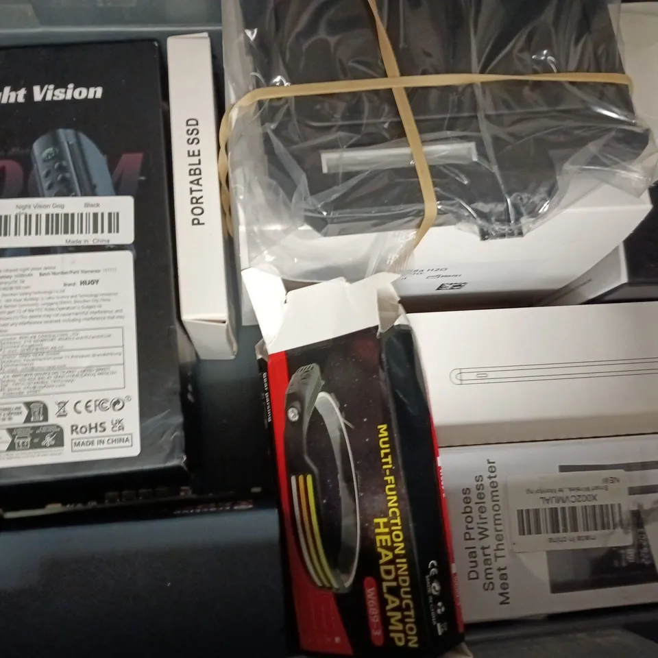 APPROXIMATELY 15 ASSORTED HOUSEHOLD ITEMS TO INCLUDE ARCTIC P12 PRO PST, OUTDOOR SPORTS CHEST LIGHT, ETC