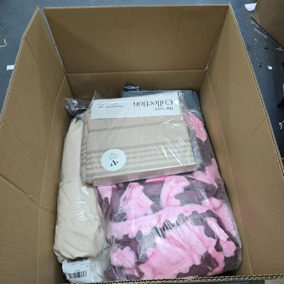 BOX OF APPROXIMATELY 15 ASSORTED HOUSEHOLD ITEMS TO INCLUDE DRESSING GOWN, BEDDING ETC