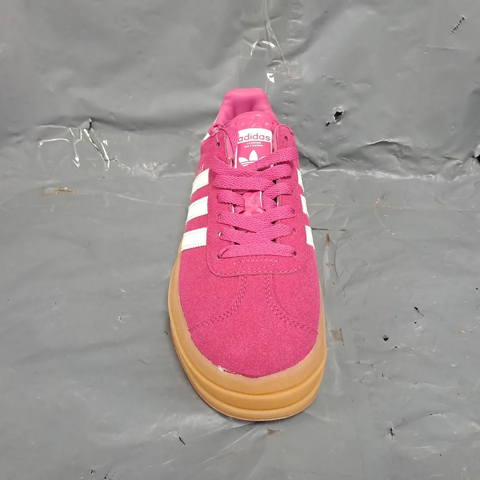 BOXED PAIR OF ADIDAS WOMEN'S GAZELLE SHOES IN PINK/WHITE SIZE UK 6