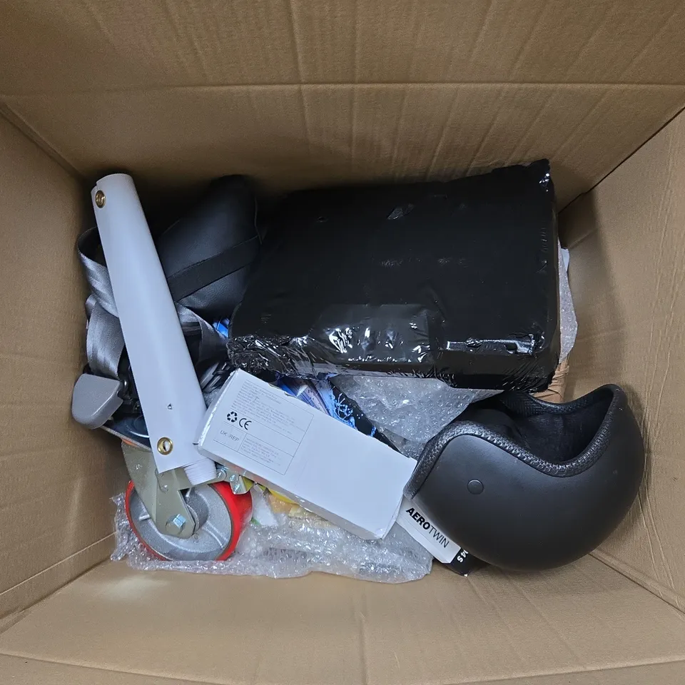 APPROXIMATELY 12 ASSORTED VEHICLE PARTS & ACCESSORIES TO INCLUDE HELMET, SEATBELT WITH BUCKLE, BP-A MOUNTING PLATE, ETC - COLLECTION ONLY