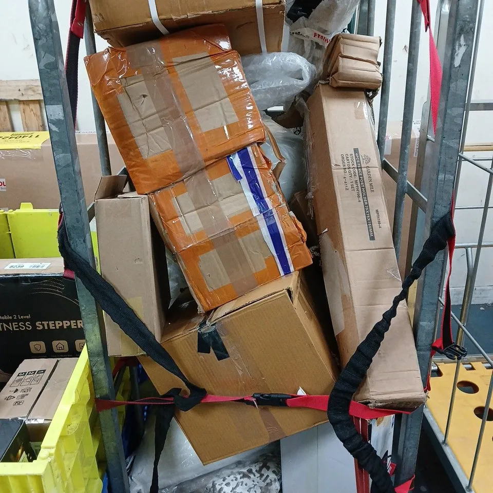 CAGE OF APPROXIMATELY 8 ASSORTED HOUSEHOLD ITEMS TO INCLUDE - KITCHEN APPLIANCES , BEDDING , CAR ACCESSORIES  - COLLECTION ONLY 