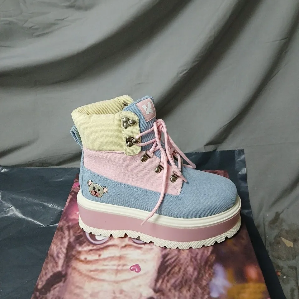 KOI ZOZI KAWAII SNUGGLE BEAR BOOTS BOXED SIZE 4