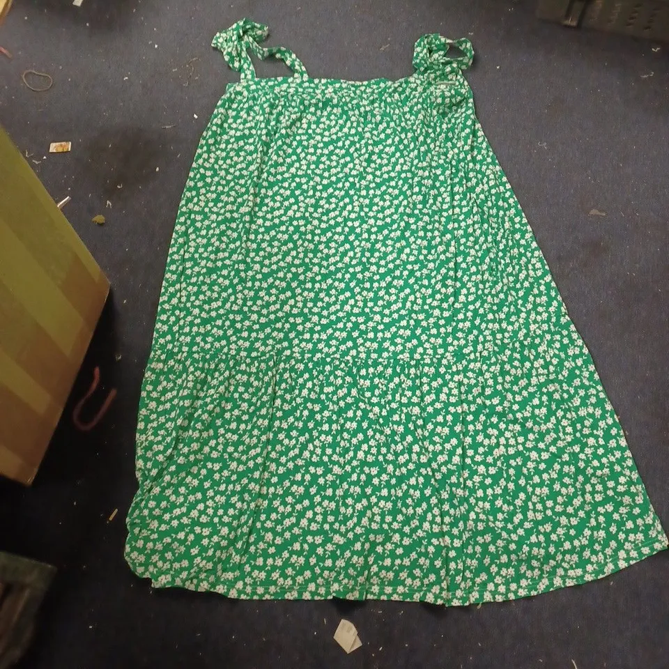STUDIO FLORAL GREEN AND WHITE DRESS SIZE 24/26