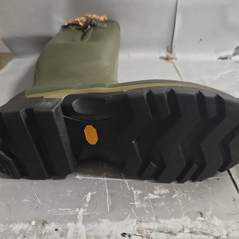 HUNTER BUCKLE WELLINGTON BOOTS IN GREEN - SIZE 7