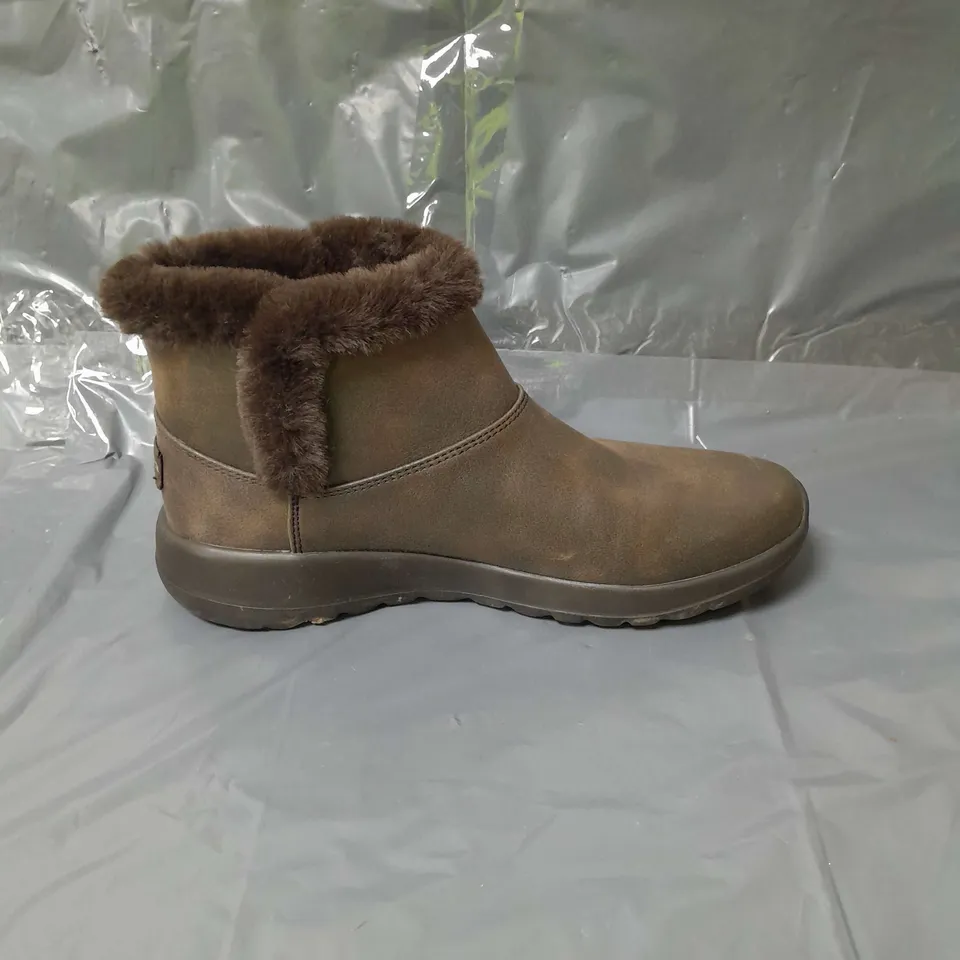 SKECHERS ENDEAVER BOOTS CHOCOLATE SIZE 7