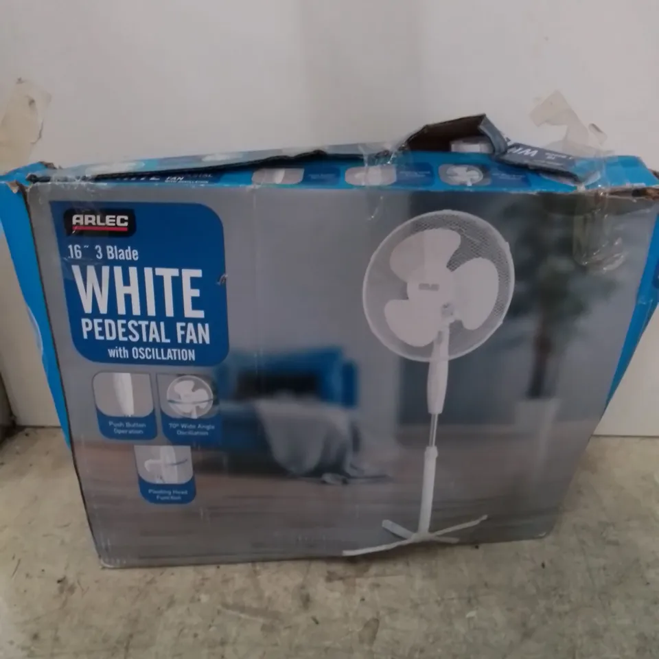 BOXED ARLEC 16" 3-BLADE WHITE PEDESTAL FAN