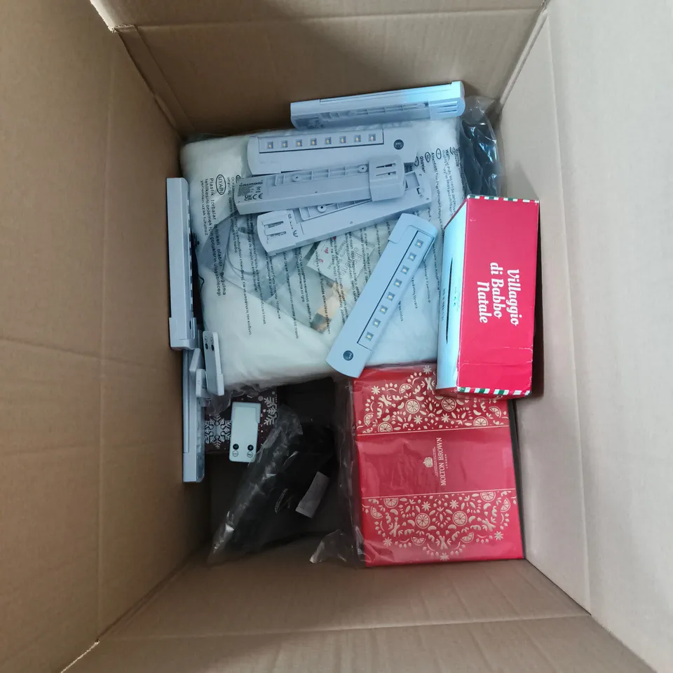 BOX OF APPROXIMATELY 20 ASSORTED HOUSEHOLD ITEMS INCLUDING CHRISTMAS LIGHT UP DISPLAY, KIDS CUSHION, ECO WASHING BALLS, SNOWMAN CERAMIC BOWL ETC
