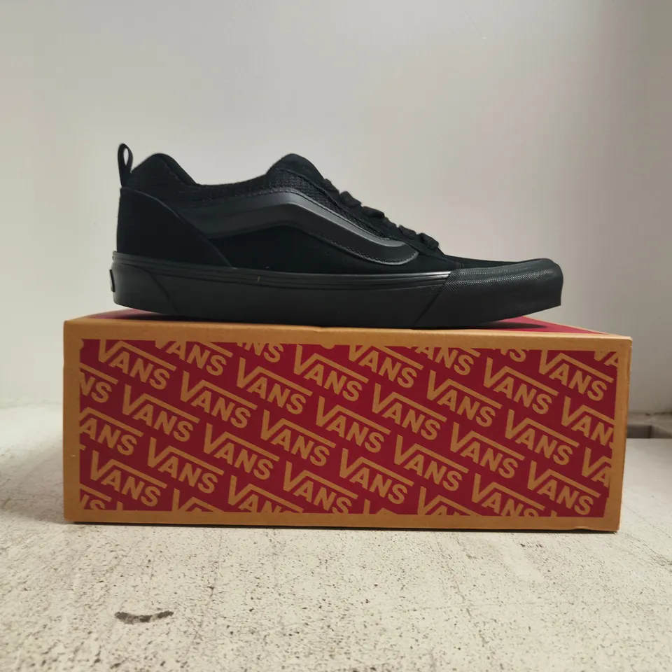 BOXED PAIR OF VANS KNU SKOOL TRAINERS IN BLACK SIZE UK 10