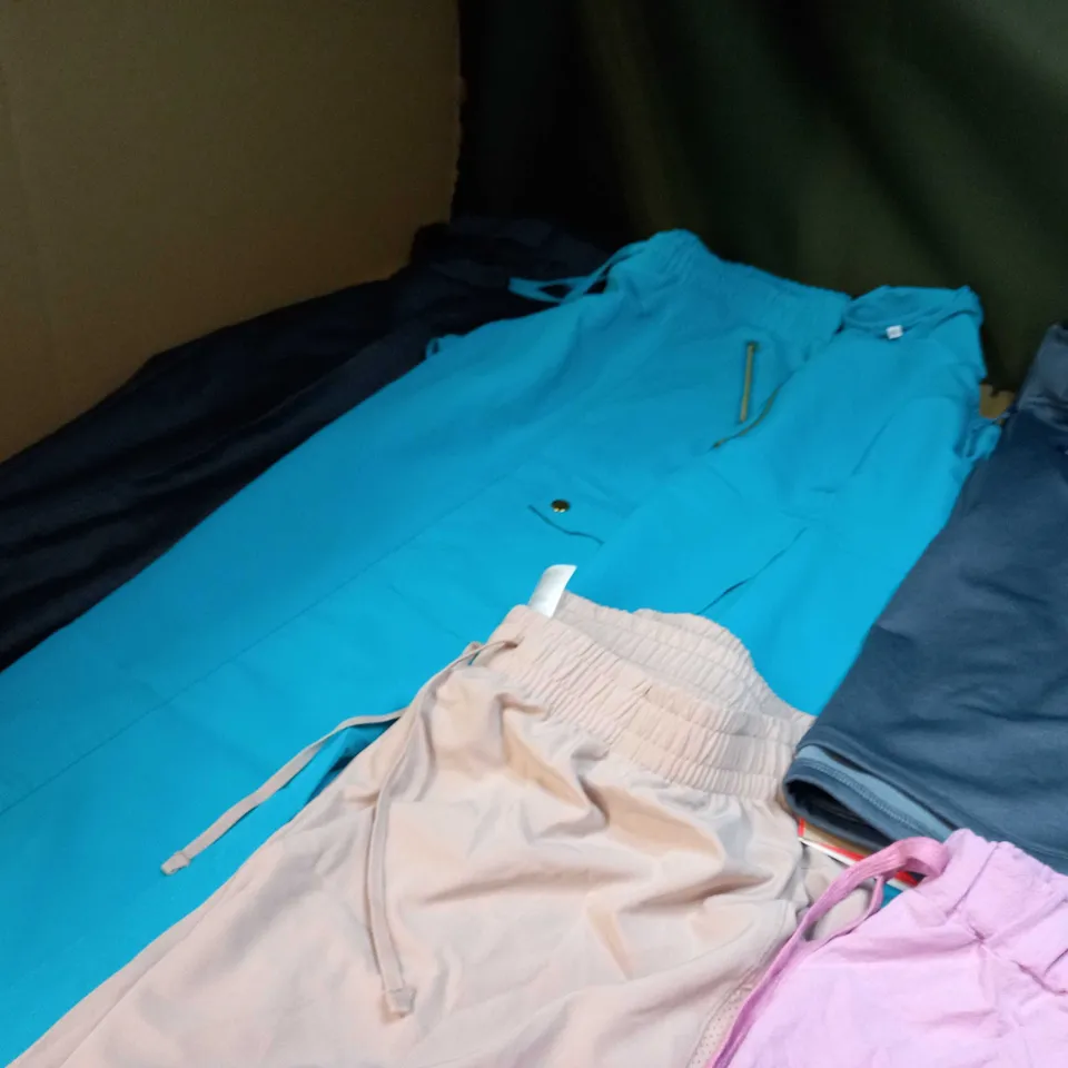 LOT OF APPROX 25 ASSORTED CLOTHING ITEMS VARYING IN SIZE/COLOUR/STYLE TO INCLUDE: TROUSERS, TOPS, DRESSES
