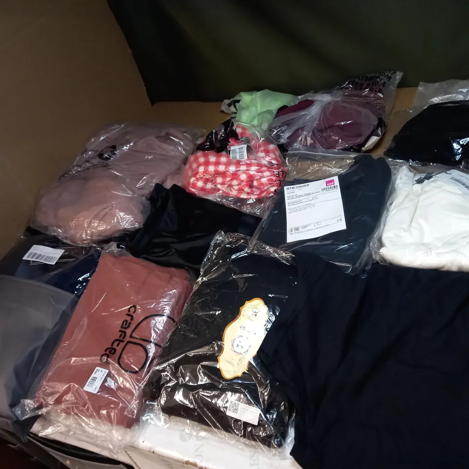LOT OF APPROX 20 ASSORTED CLOTHING ITEMS VARYING IN SIZE/COLOUR/STYLE TO INCLUDE: TROUSERS, TOPS, JUMPERS