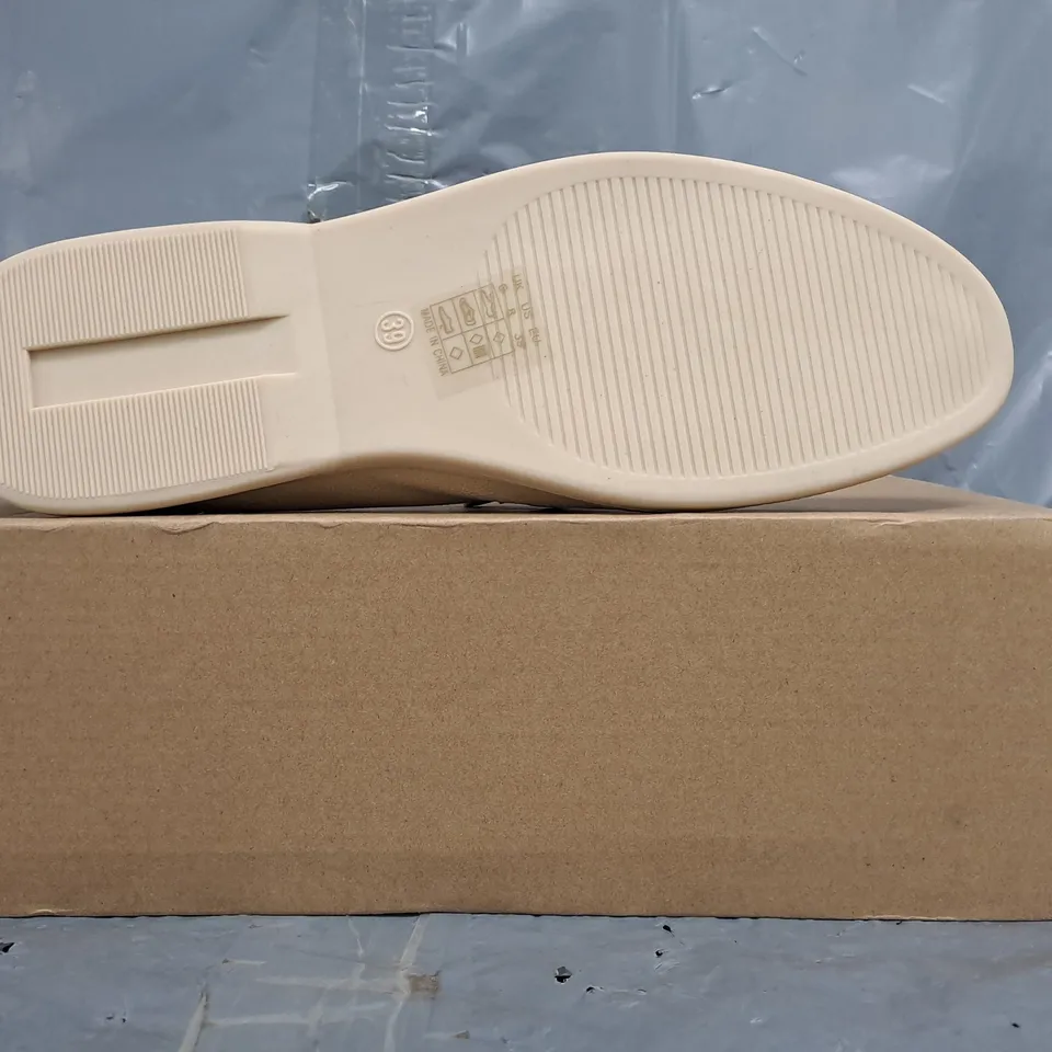 BOXED PAIR OF UNBRANDED LOAFERS IN LIGHT BEIGE SIZE EU 39