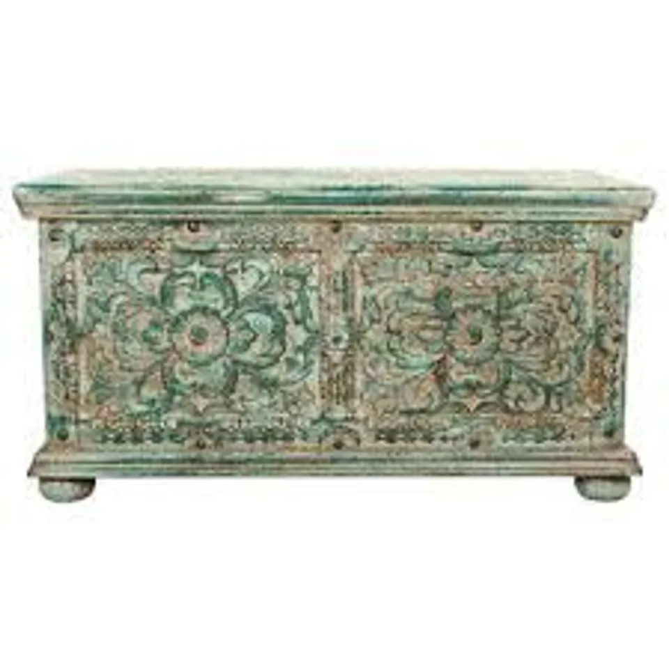 BOXED COCHARD BLANKET CHEST