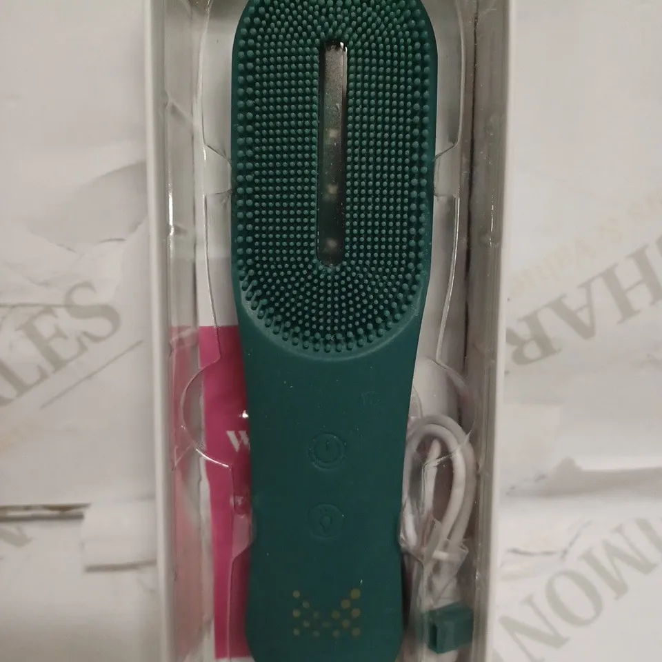 MAGNITONE XO LIGHTS OUT TRI COLOUR LED SILICONE CLEANSING BRUSH