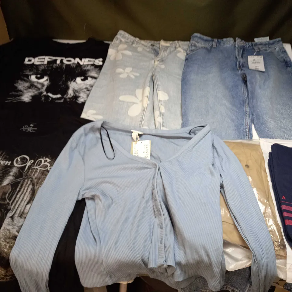 LARGE QUANTITY OF CLOTHING ITEMS TO INCLUDE DRESSES, SWEATERS, JEANS, T-SHIRTS, ETC