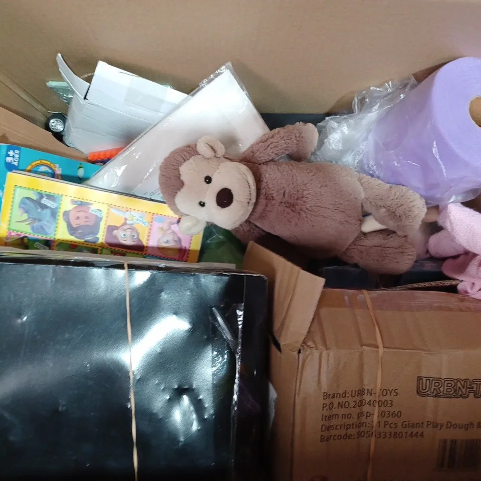 BOX OF APPROXIMATELY 20 ASSORTED TOYS AND GAMES TO INCLUDE MATCHSTICK MONKEY TEETHING TOY, RAFFIA WEAVING KIT, HUA DADA 1000 PIECE PUZZLE, ETC