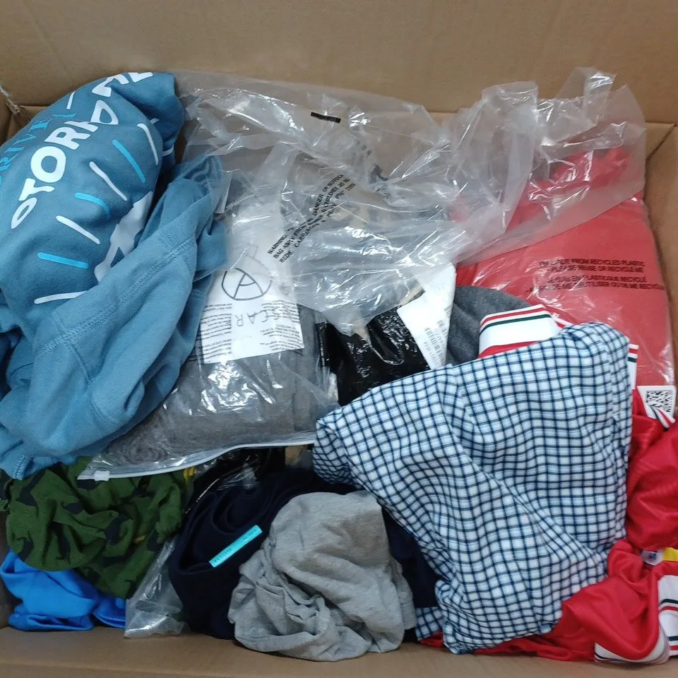 LARGE QUANTITY OF CLOTHING ITEMS TO INCLUDE DRESSES, SWEATERS, JEANS, T-SHIRTS, ETC