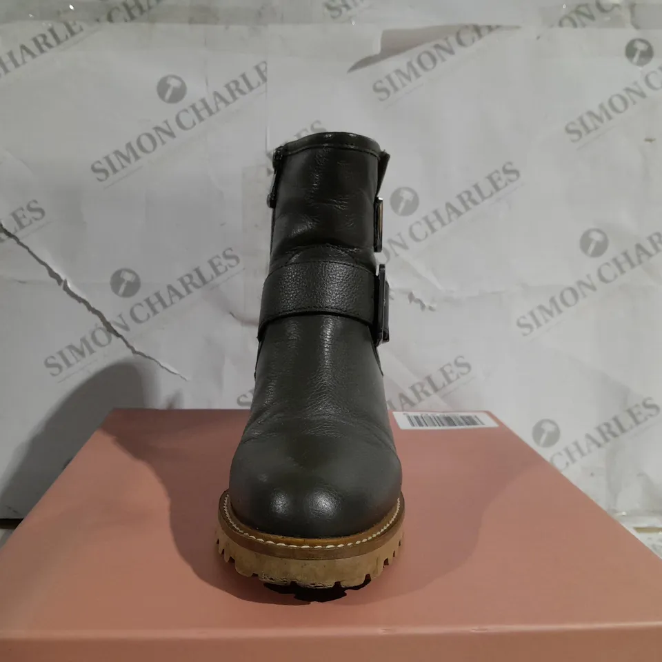 BOXED PAIR OF MODA IN PELLE CORNELIA BIKER BOOTS IN KHAKI UK SIZE 4