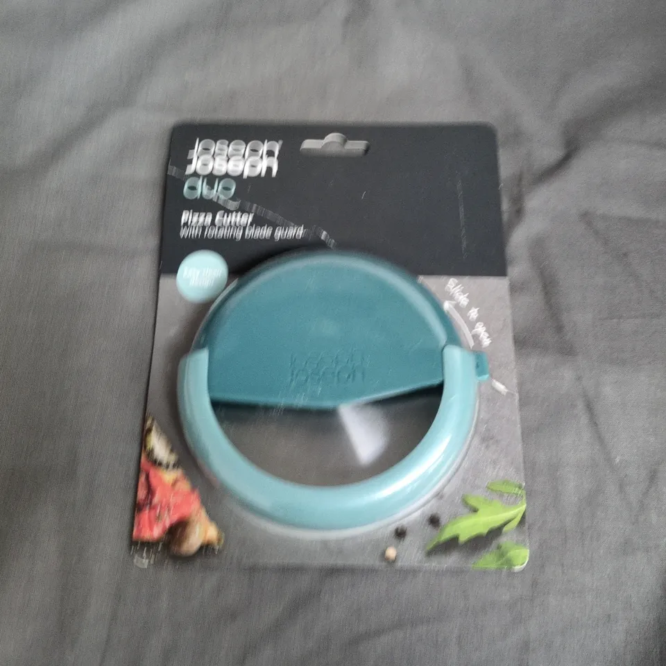 TOTE OF APPROXIMATELY 15 ASSORTED ITEMS TO INCLUDE: JOSEPH JOSEPH PIZZA CUTTER