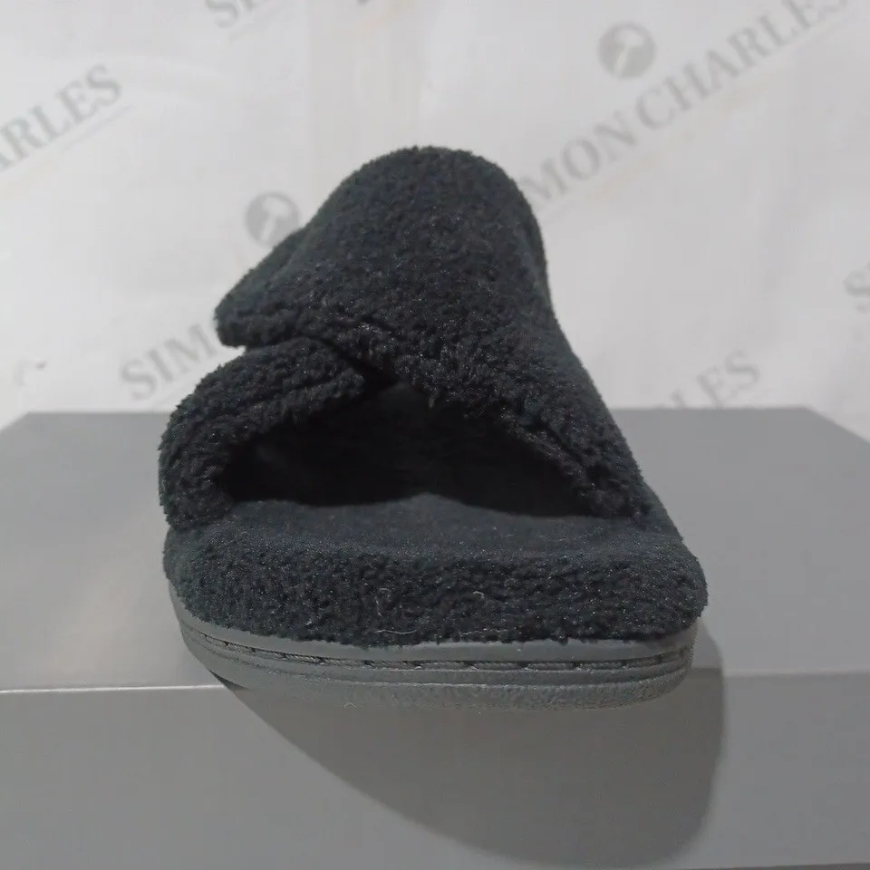 VIONIC VELCRO BLACK SIZE 7 SLIPPERS