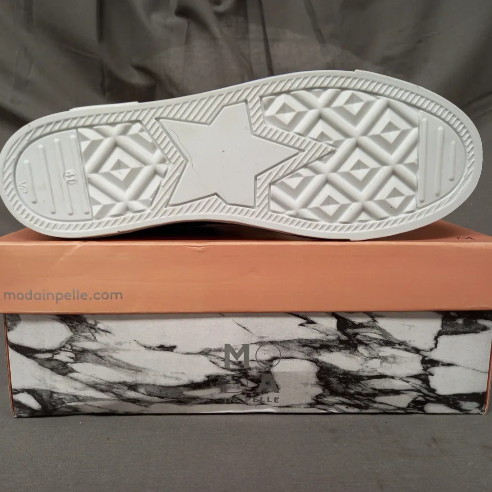 BOXED PAIR OF MODA IN PELLE BRAYLEIGH HIDDEN WEDGE SIDE ZIP TRAINERS IN BLACK SIZE 8