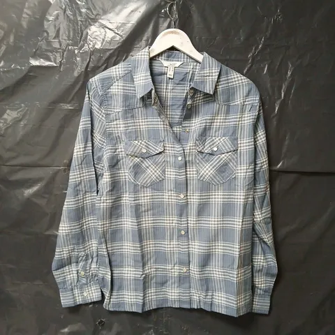 APPROXIMATELY 25 DENIM & CO. HERRINGBONE DENIM CHECK SHIRTS IN BLUE/WHITE - SIZE LARGE