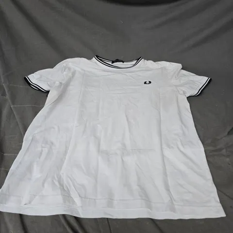 FRED PERRY TSHIRT IN WHITE/BLACK SIZE L