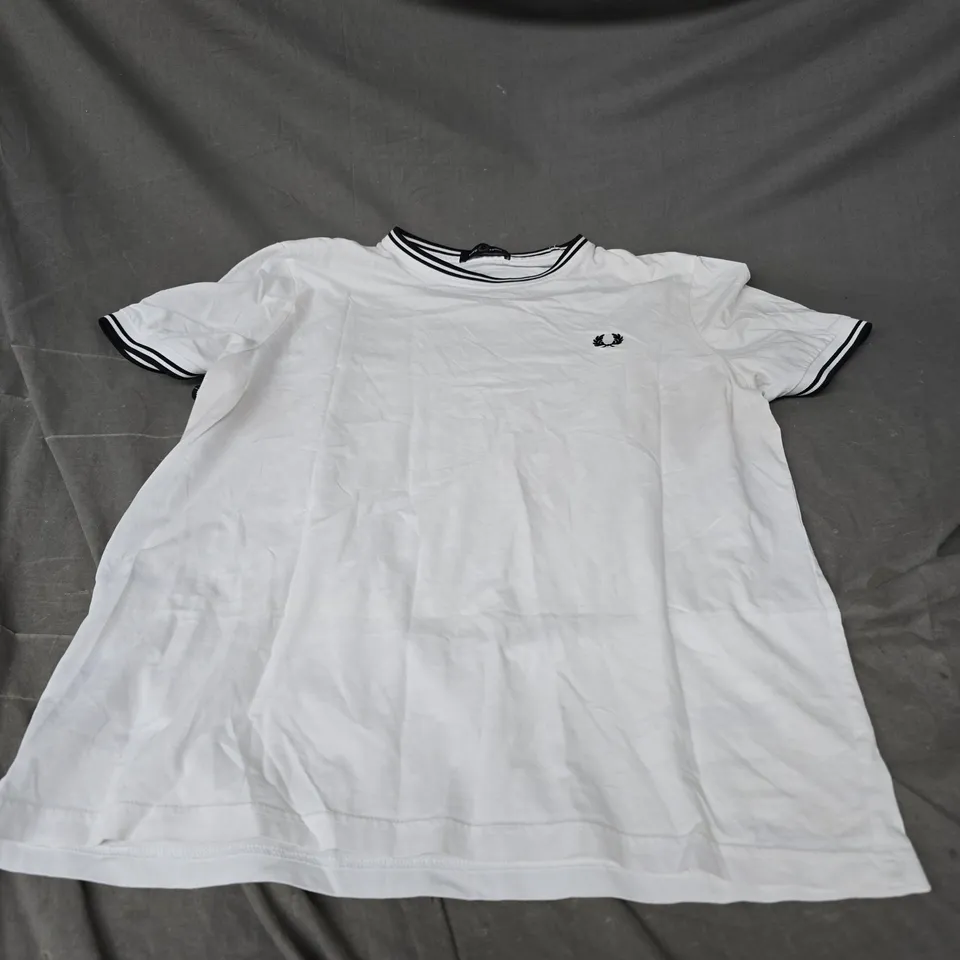 FRED PERRY TSHIRT IN WHITE/BLACK SIZE L