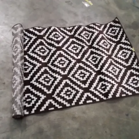 QUALITY DESIGNER AREA RUG - APPROXIMATELY 150X80CM