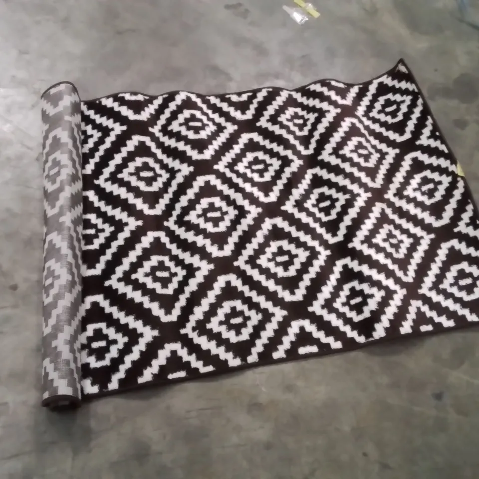 QUALITY DESIGNER AREA RUG - APPROXIMATELY 150X80CM