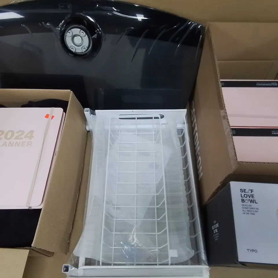 LOT OF ASSORTED HOUSEHOLD ITEMS TO INCLUDE SERVING BOWL, MICKEY THEMED 2024 DIARIES AND FOOTBALLS