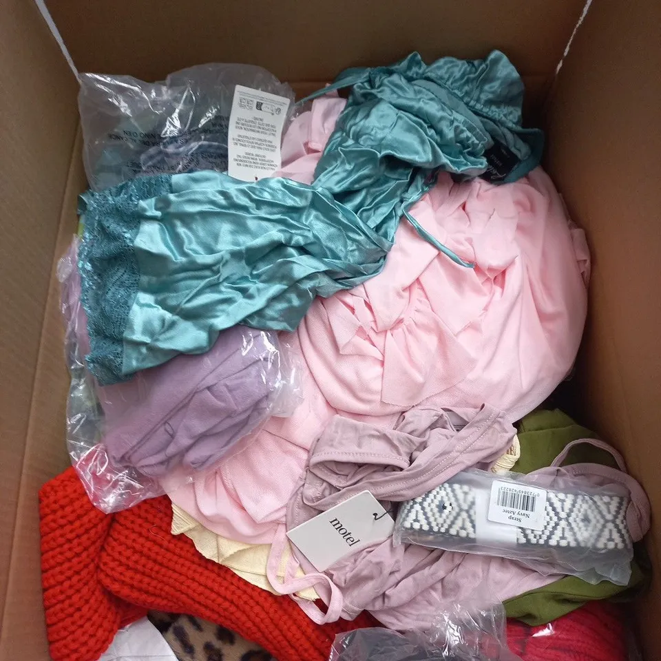 BOX OF APPROXIMATELY 25 ASSORTED CLOTHING ITEMS OF VARIOUS SIZES AND STYLES TO INCLUDE F&F BOOTCUT JEANS ETC