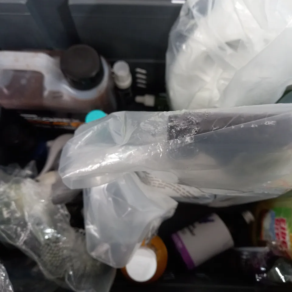 BOX OF APPROX 8 ASSORTED LIQUIDS TO INCLUDE - LAMP OIL - WASH IT 2 RECORD CLEANING LIQUID - TOWN TALK SILVER POLISH - FLASH CLEAN & SHINE ECT 
