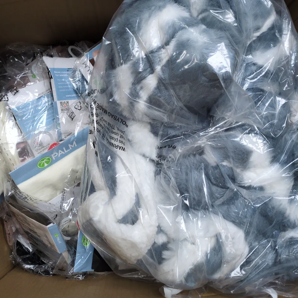 APPROXIMATELY 8 ASSORTED ITEMS TO INCLUDE FLEECE THROW HOODIE, PALM CAMISOLE, JO&JOE SLIPPERS, ETC